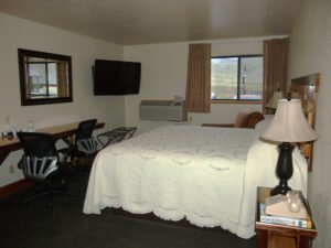 yellowstone-village-inn-hotel-suite-3-beds