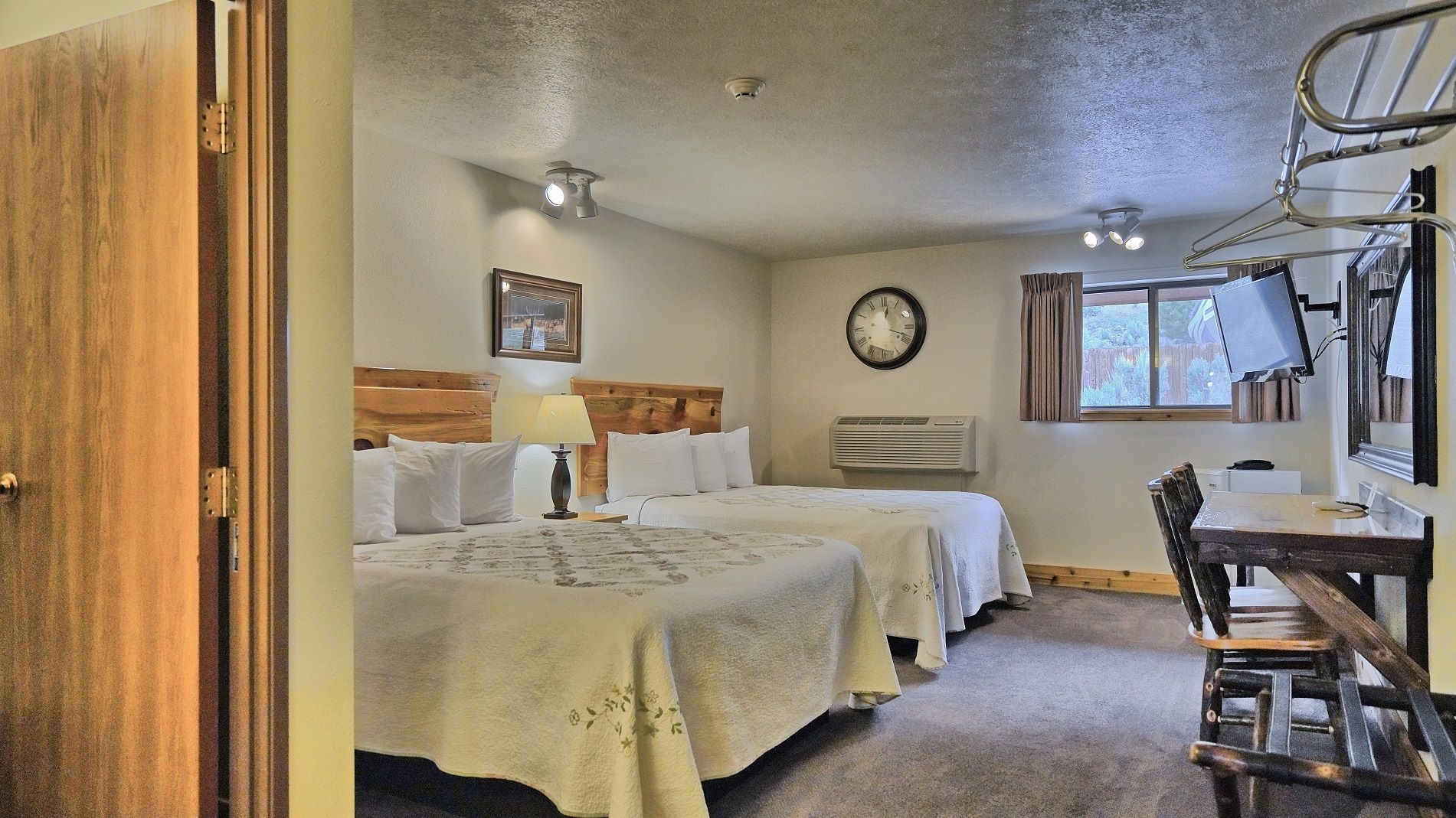 Rooms - Yellowstone Village Inn
